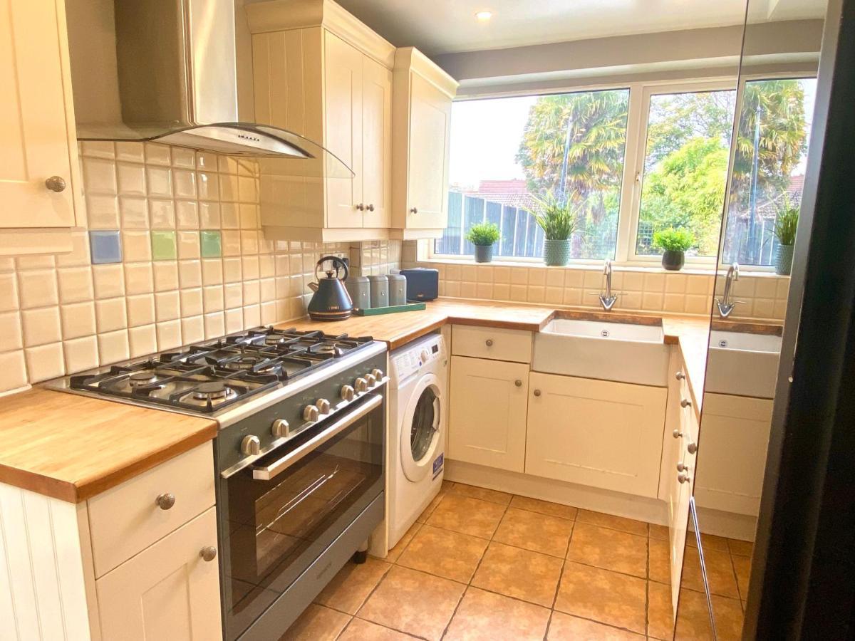 Great 4 Bedroom House - Great Location - Garden - Parking - Fast Wifi - Smart Tv - Newly Decorated - Sleeps Up To 8! Only 10 Mins Drive To Sandbanks Beach! Close To Poole & Bournemouth ภายนอก รูปภาพ