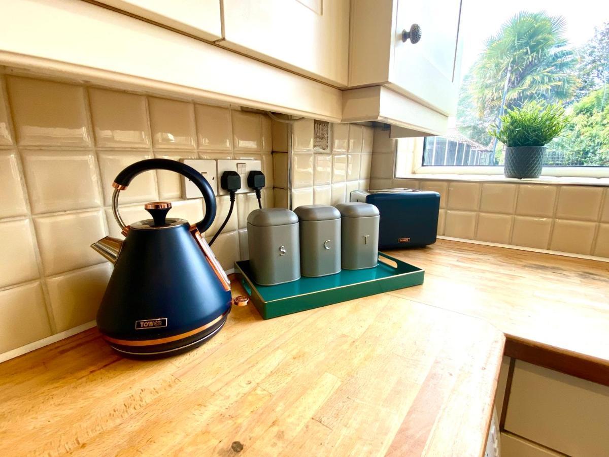 Great 4 Bedroom House - Great Location - Garden - Parking - Fast Wifi - Smart Tv - Newly Decorated - Sleeps Up To 8! Only 10 Mins Drive To Sandbanks Beach! Close To Poole & Bournemouth ภายนอก รูปภาพ