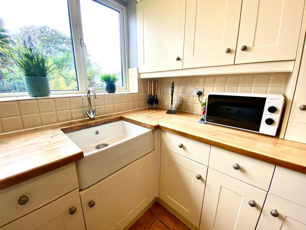 Great 4 Bedroom House - Great Location - Garden - Parking - Fast Wifi - Smart Tv - Newly Decorated - Sleeps Up To 8! Only 10 Mins Drive To Sandbanks Beach! Close To Poole & Bournemouth ภายนอก รูปภาพ