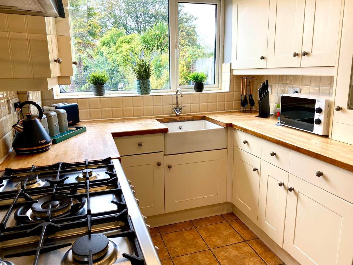 Great 4 Bedroom House - Great Location - Garden - Parking - Fast Wifi - Smart Tv - Newly Decorated - Sleeps Up To 8! Only 10 Mins Drive To Sandbanks Beach! Close To Poole & Bournemouth ภายนอก รูปภาพ