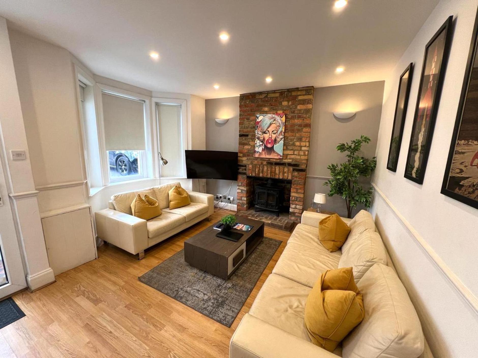 Great 4 Bedroom House - Great Location - Garden - Parking - Fast Wifi - Smart Tv - Newly Decorated - Sleeps Up To 8! Only 10 Mins Drive To Sandbanks Beach! Close To Poole & Bournemouth ภายนอก รูปภาพ