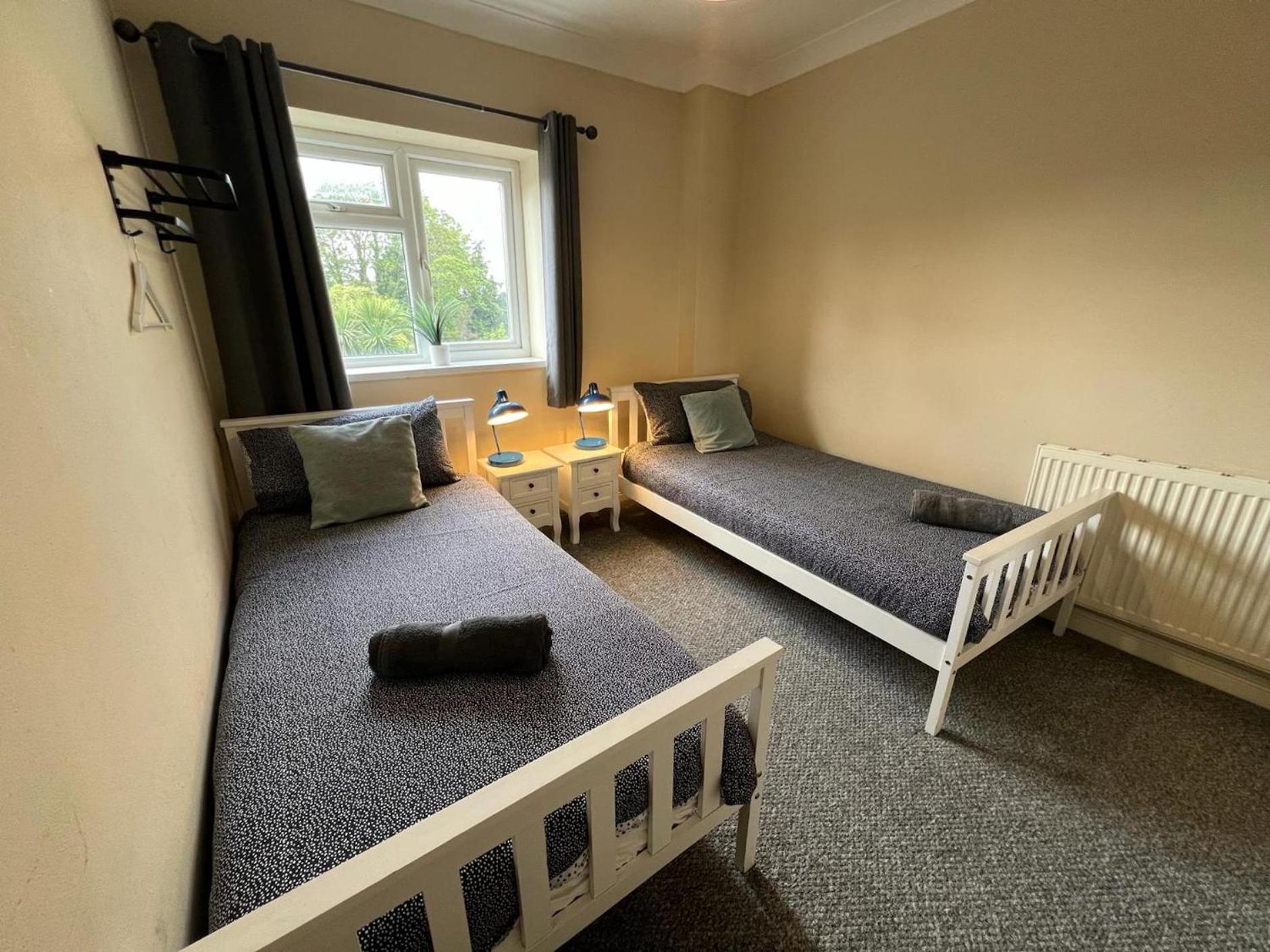 Great 4 Bedroom House - Great Location - Garden - Parking - Fast Wifi - Smart Tv - Newly Decorated - Sleeps Up To 8! Only 10 Mins Drive To Sandbanks Beach! Close To Poole & Bournemouth ภายนอก รูปภาพ