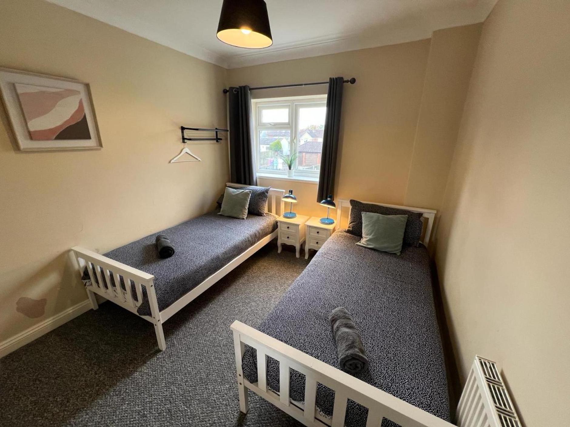Great 4 Bedroom House - Great Location - Garden - Parking - Fast Wifi - Smart Tv - Newly Decorated - Sleeps Up To 8! Only 10 Mins Drive To Sandbanks Beach! Close To Poole & Bournemouth ภายนอก รูปภาพ