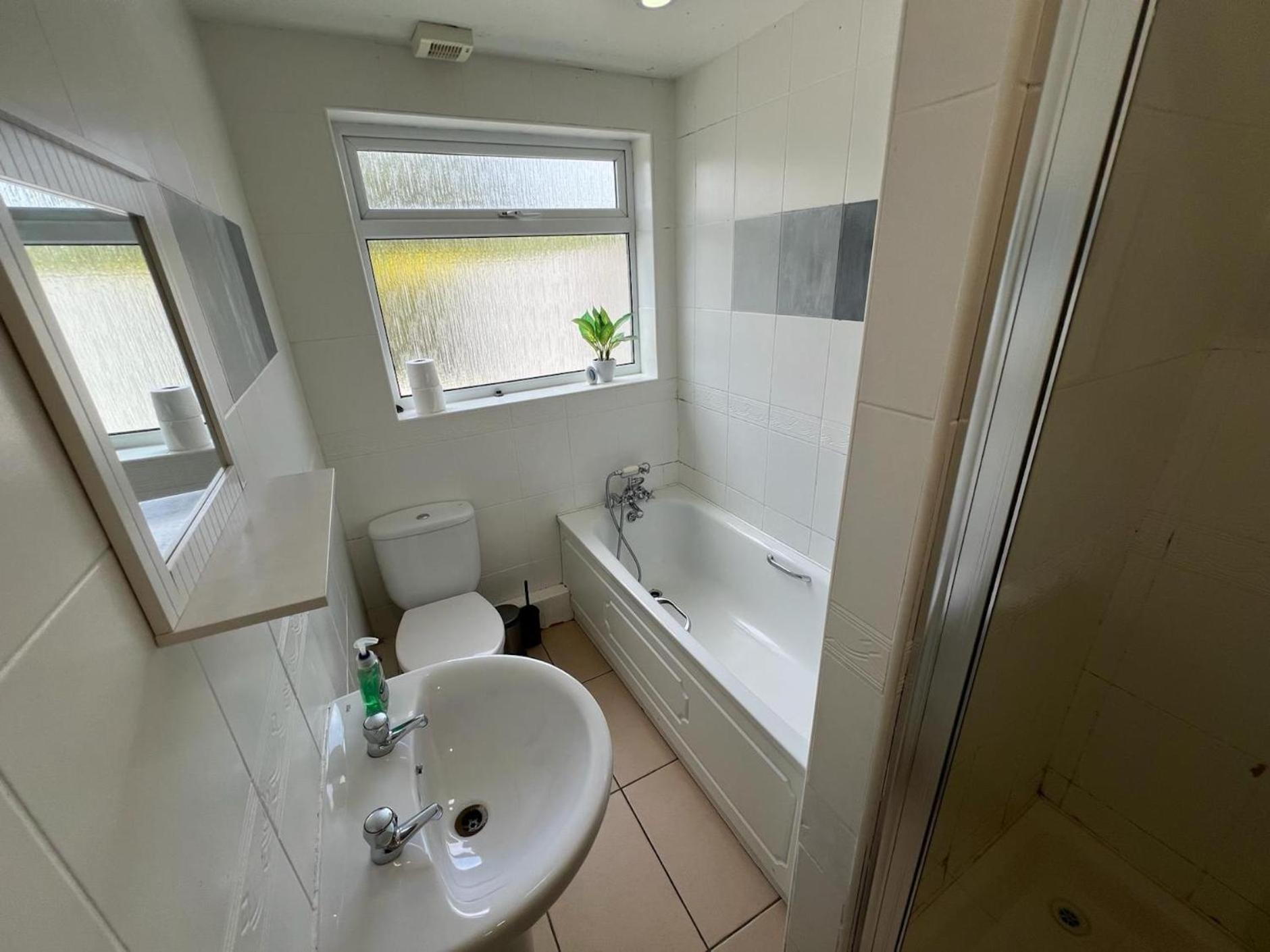 Great 4 Bedroom House - Great Location - Garden - Parking - Fast Wifi - Smart Tv - Newly Decorated - Sleeps Up To 8! Only 10 Mins Drive To Sandbanks Beach! Close To Poole & Bournemouth ภายนอก รูปภาพ