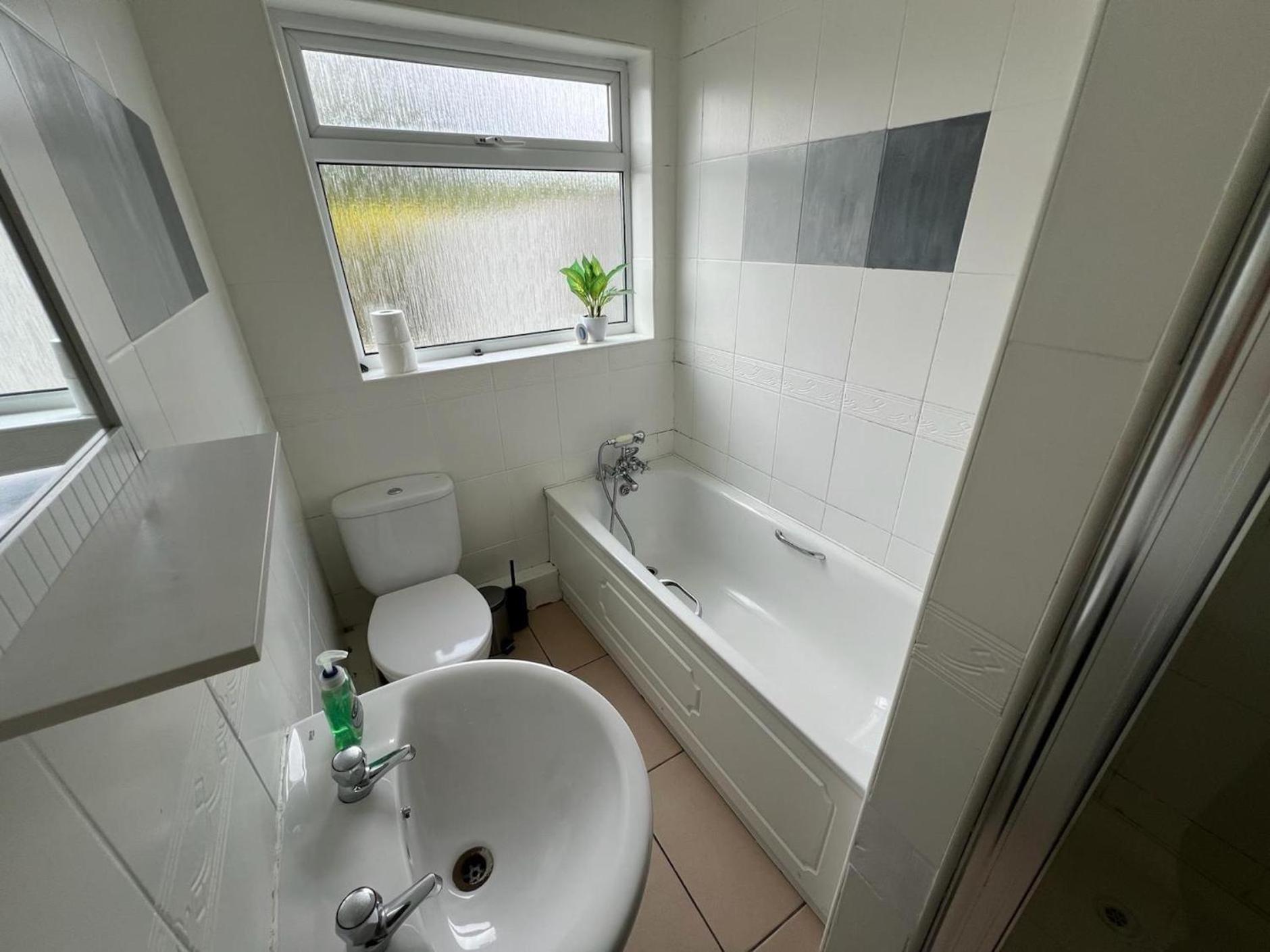 Great 4 Bedroom House - Great Location - Garden - Parking - Fast Wifi - Smart Tv - Newly Decorated - Sleeps Up To 8! Only 10 Mins Drive To Sandbanks Beach! Close To Poole & Bournemouth ภายนอก รูปภาพ