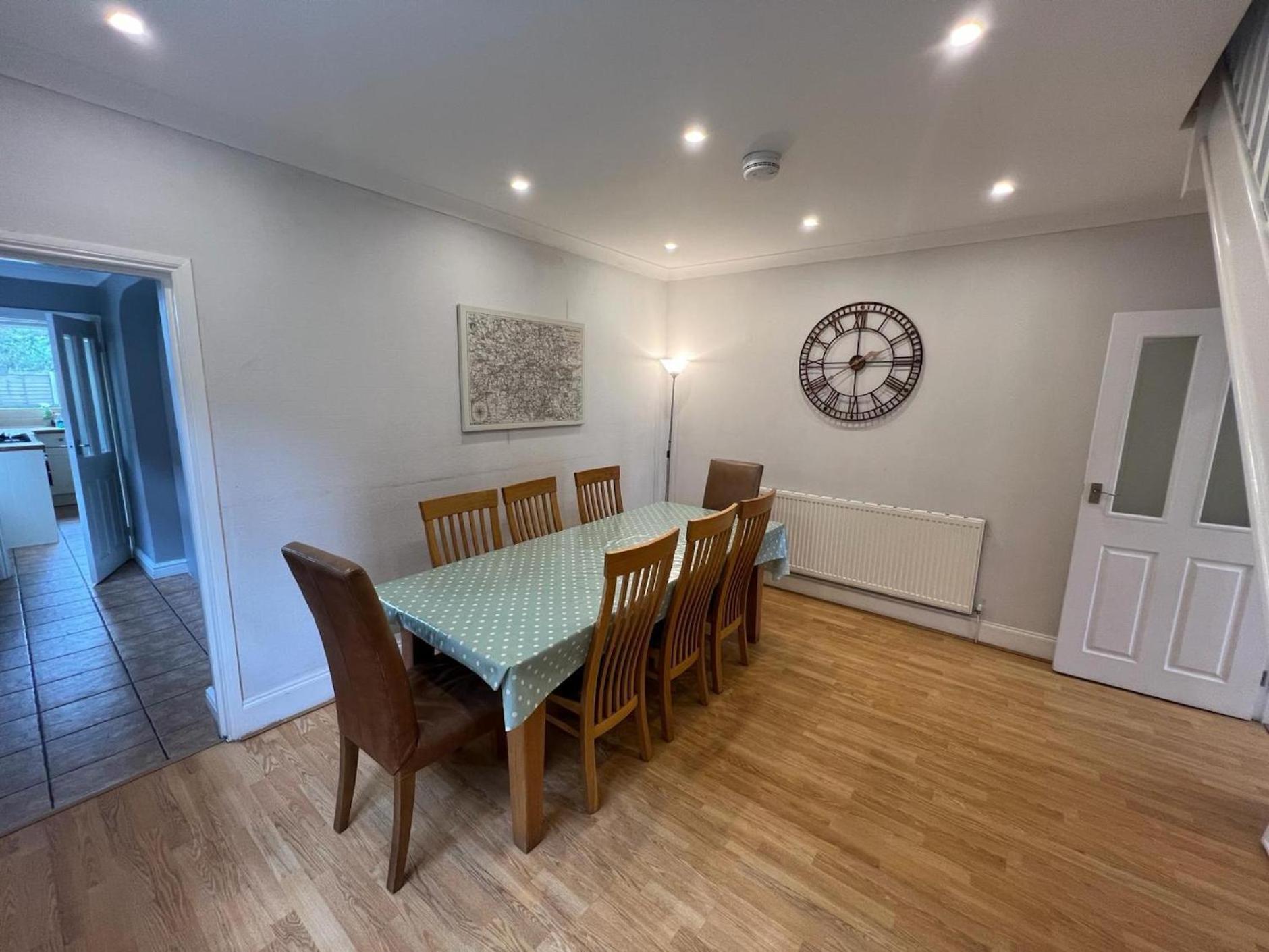 Great 4 Bedroom House - Great Location - Garden - Parking - Fast Wifi - Smart Tv - Newly Decorated - Sleeps Up To 8! Only 10 Mins Drive To Sandbanks Beach! Close To Poole & Bournemouth ภายนอก รูปภาพ