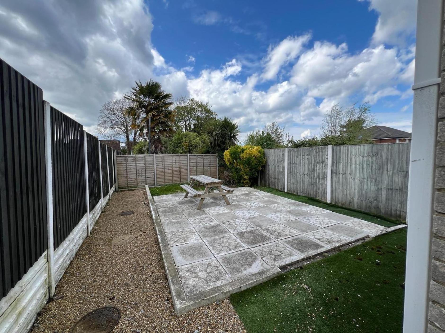 Great 4 Bedroom House - Great Location - Garden - Parking - Fast Wifi - Smart Tv - Newly Decorated - Sleeps Up To 8! Only 10 Mins Drive To Sandbanks Beach! Close To Poole & Bournemouth ภายนอก รูปภาพ