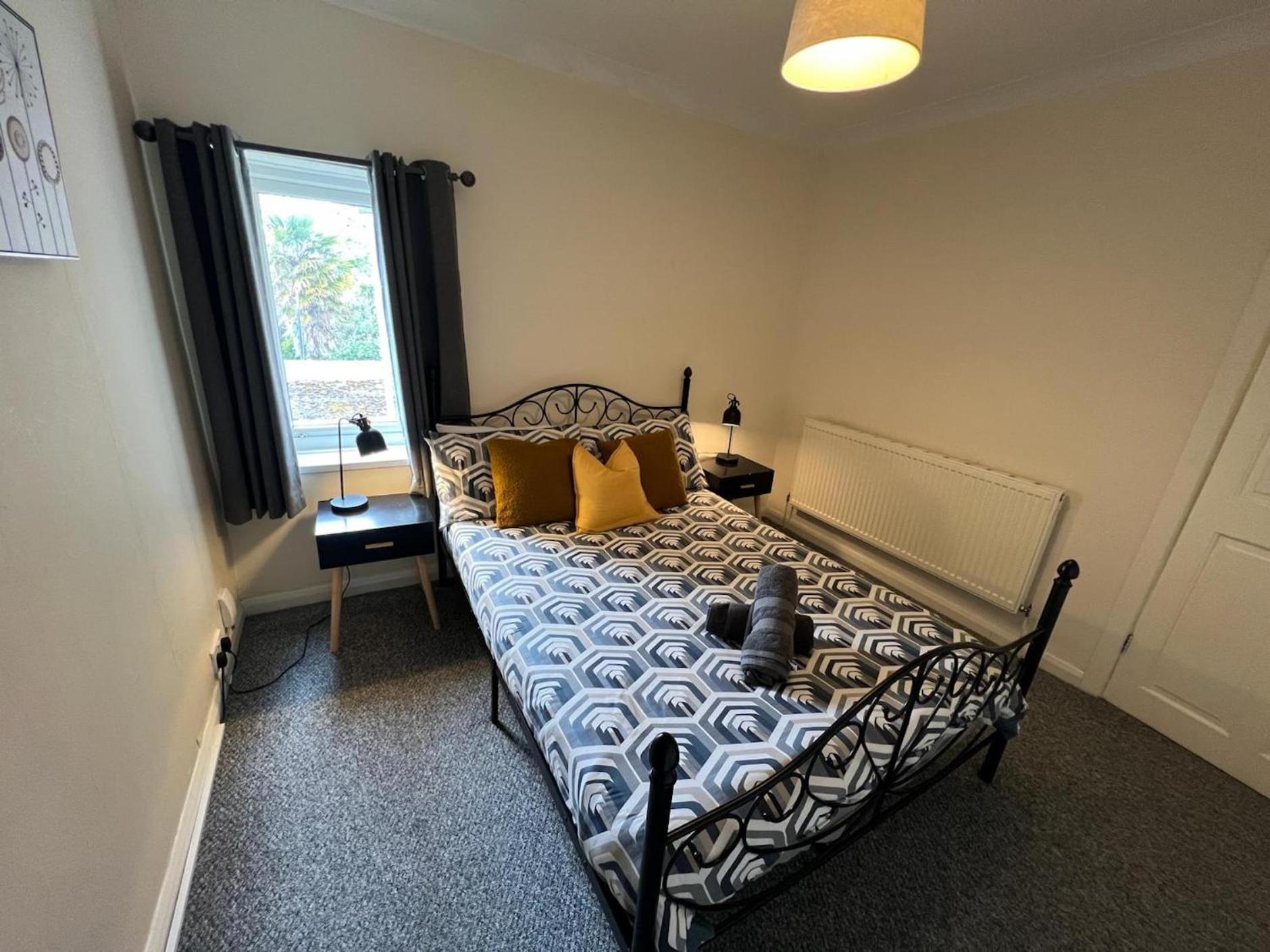 Great 4 Bedroom House - Great Location - Garden - Parking - Fast Wifi - Smart Tv - Newly Decorated - Sleeps Up To 8! Only 10 Mins Drive To Sandbanks Beach! Close To Poole & Bournemouth ภายนอก รูปภาพ