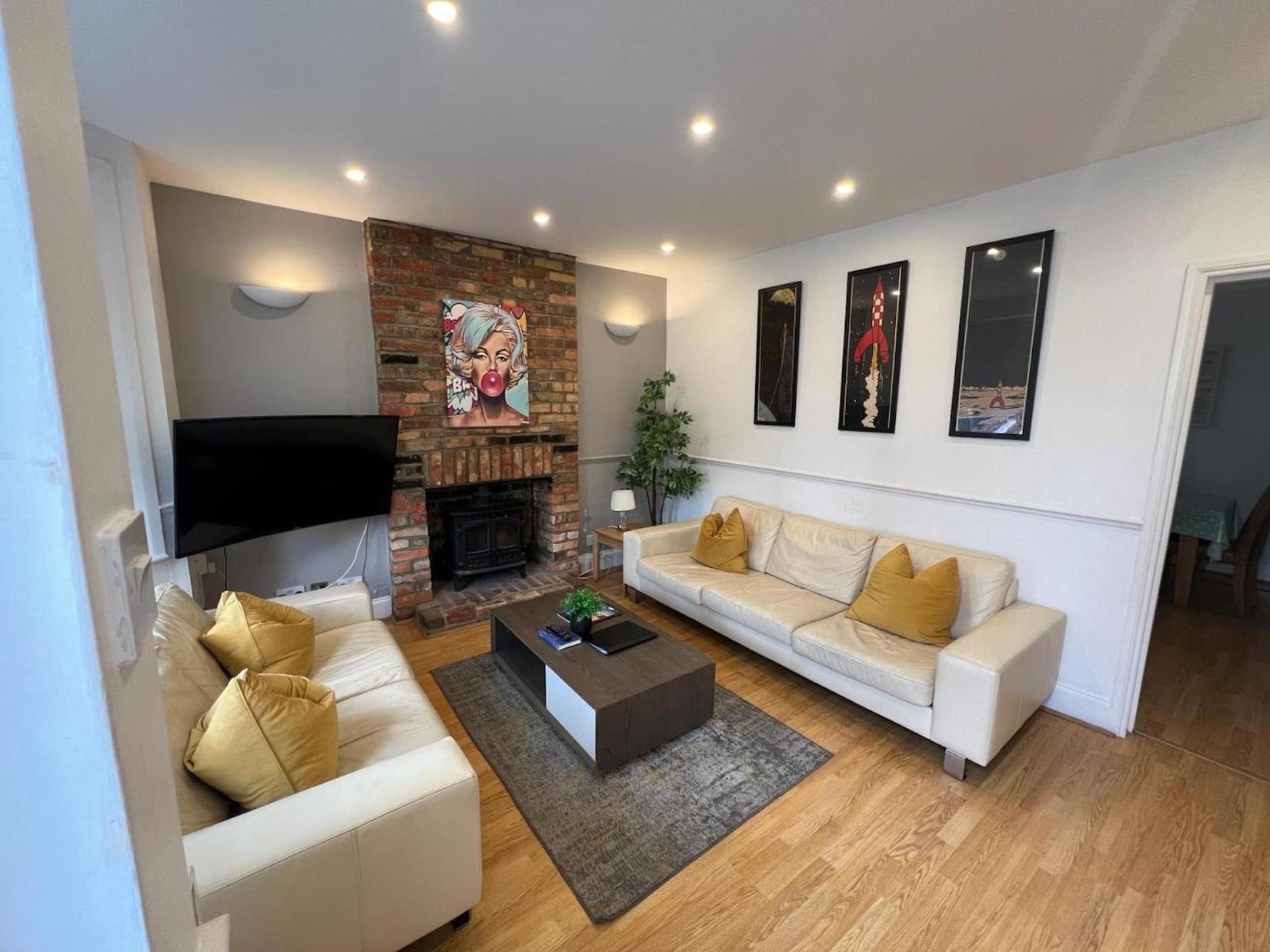 Great 4 Bedroom House - Great Location - Garden - Parking - Fast Wifi - Smart Tv - Newly Decorated - Sleeps Up To 8! Only 10 Mins Drive To Sandbanks Beach! Close To Poole & Bournemouth ภายนอก รูปภาพ
