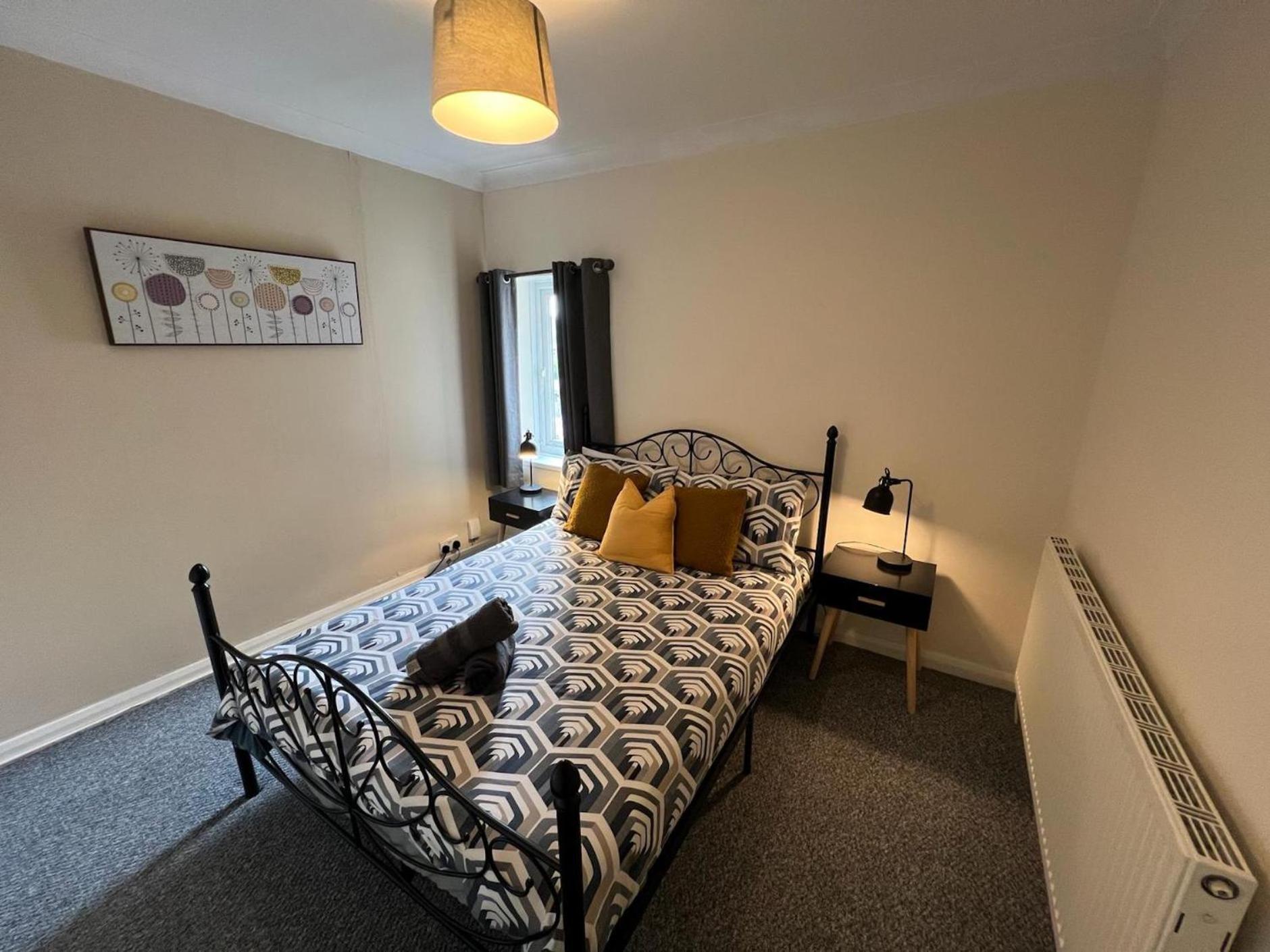 Great 4 Bedroom House - Great Location - Garden - Parking - Fast Wifi - Smart Tv - Newly Decorated - Sleeps Up To 8! Only 10 Mins Drive To Sandbanks Beach! Close To Poole & Bournemouth ภายนอก รูปภาพ