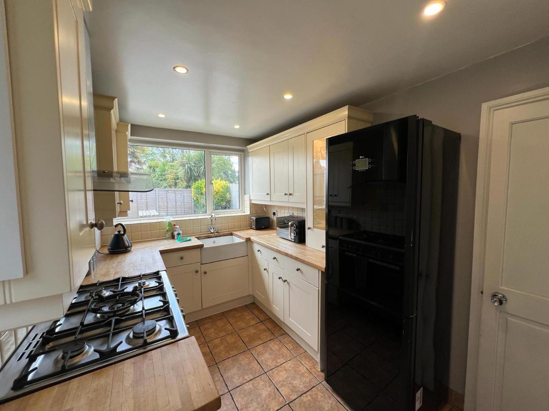 Great 4 Bedroom House - Great Location - Garden - Parking - Fast Wifi - Smart Tv - Newly Decorated - Sleeps Up To 8! Only 10 Mins Drive To Sandbanks Beach! Close To Poole & Bournemouth ภายนอก รูปภาพ